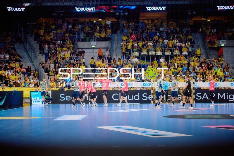 Torwart pariert Wurf