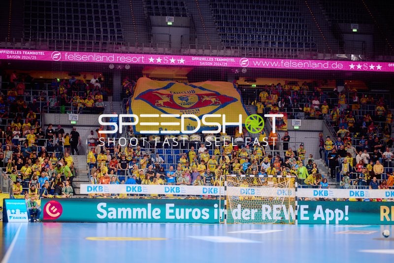 Team feiert Sieg vor Fans
