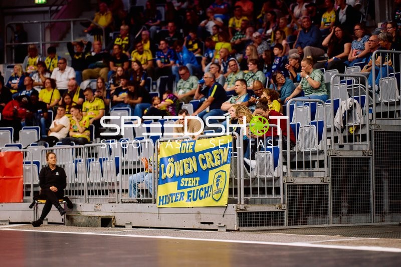 Team Rhein Neckar Löwen feiert Sieg vor Fans