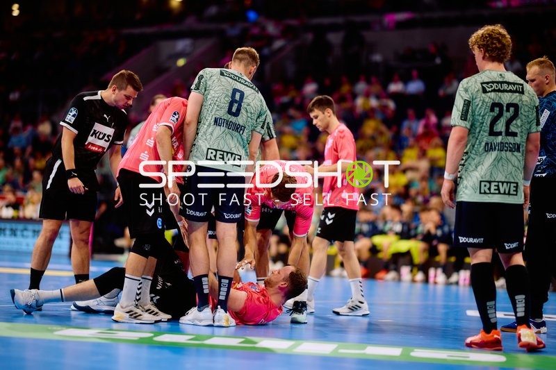 Spieler helfen nach Sturz