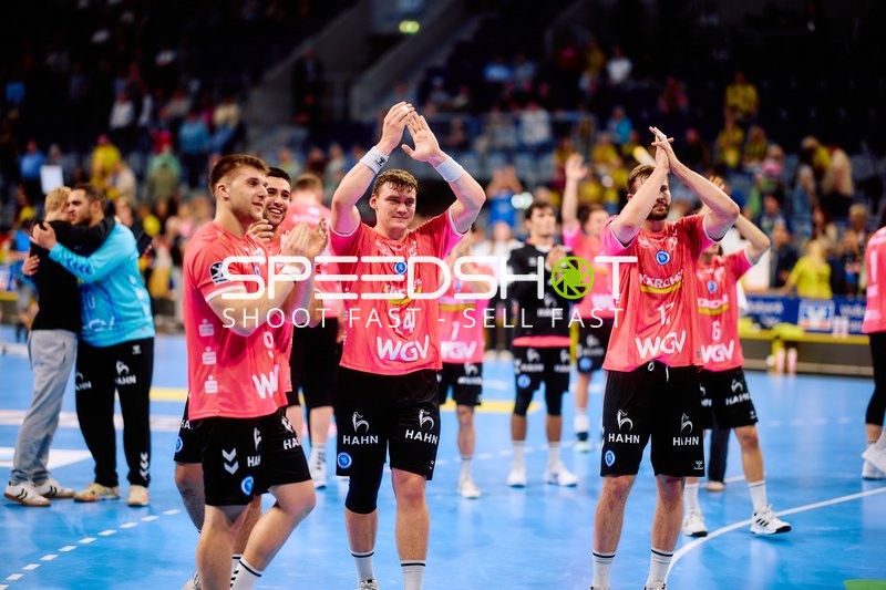 Lukas Laube (24, TVB 1898 Stuttgart) und Samuel Rothlisberger (17, TVB 1898 Stuttgart) klatschen