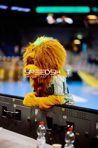 Maskottchen feiert Sieg