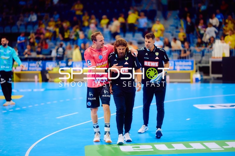 Trainerteam auf dem Spielfeld