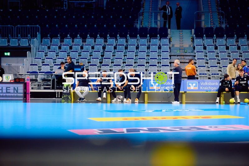 Teammitglieder auf Bank