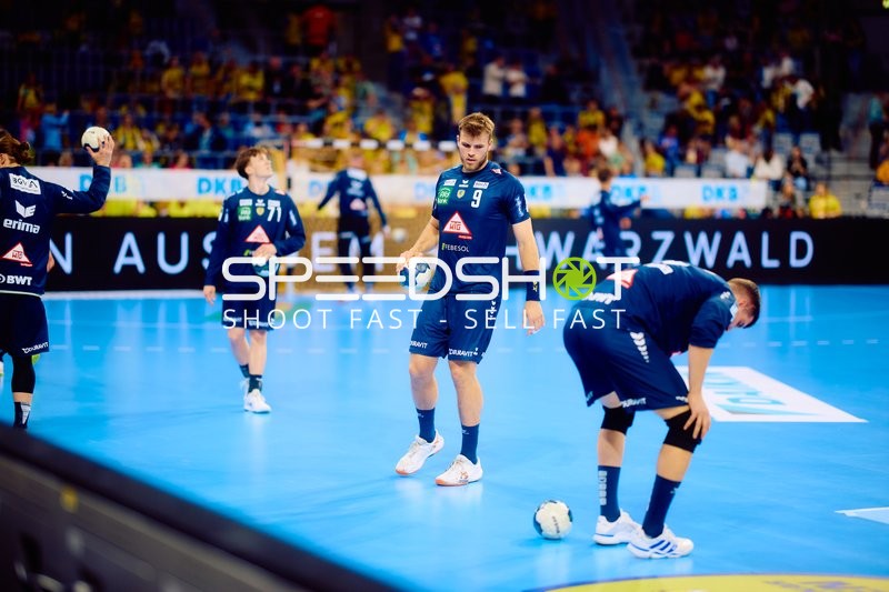 Spieler mit Ball am Spielfeld