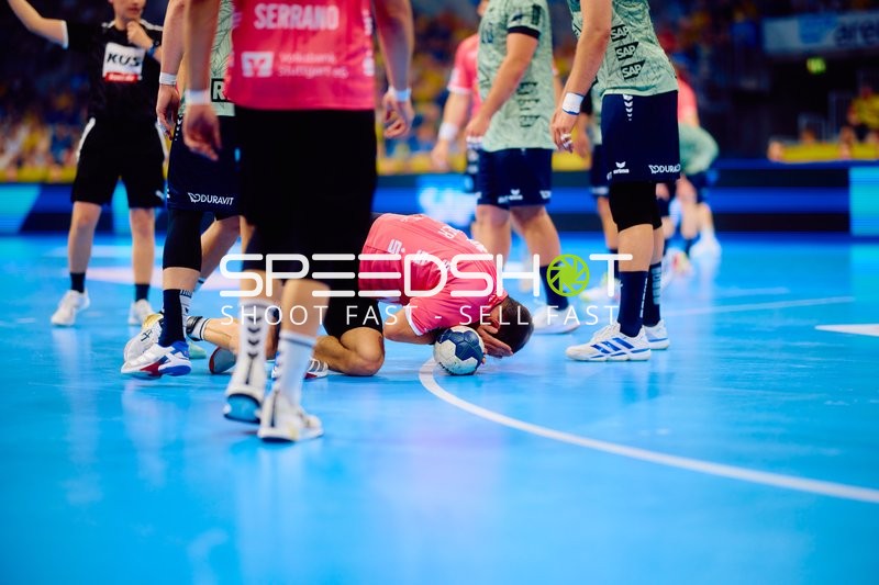 Spieler am Boden mit Ball