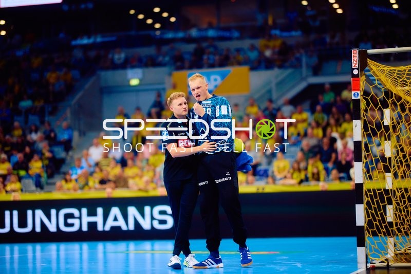 Jubel zwischen Torwart und Physiotherapeut