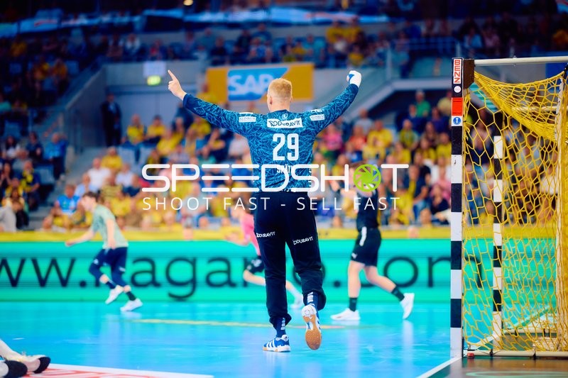 Torwart verteidigt das Tor