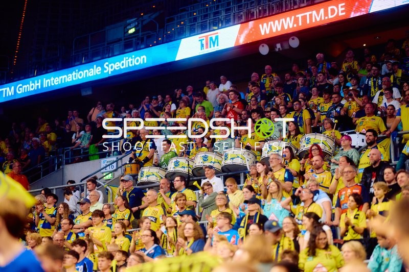 Jubelnde Fans in der Arena