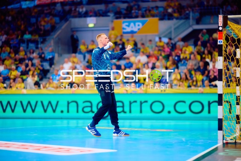 Torwart in defensiver Position