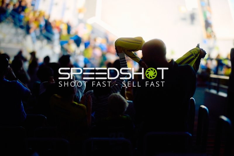 Fans feiern in der Arena