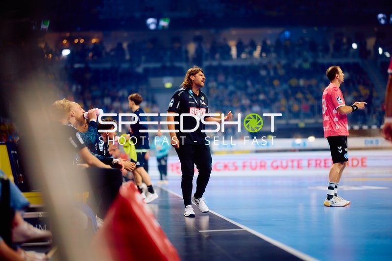 Cheftrainer kommuniziert an der Seitenlinie