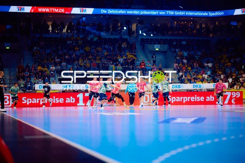 Juri Knorr mit Ball in Aktion