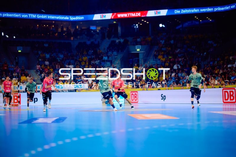 Teams laufen aufs Spielfeld