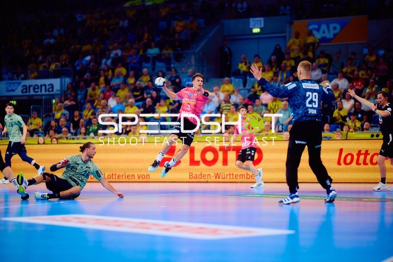 Spieler mit Ball in Aktion