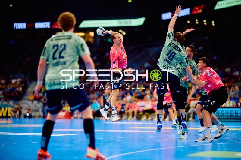 Wurf auf das Tor durch Spieler der Gäste