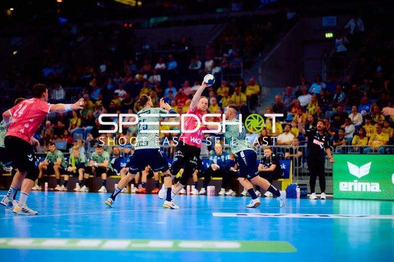 Lenny Rubin (44, TVB 1898 Stuttgart) im Angriff gegen Olle Forsell-Schefvert (25, Rhein Neckar Löwen) und David Späth (29, Rhein Neckar Löwen)