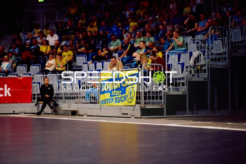 Fans feiern in der Arena
