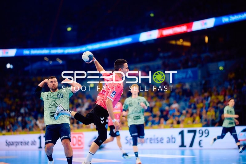 Jorge Serrano (5; TVB 1898 Stuttgart) mit Wurf auf das Tor