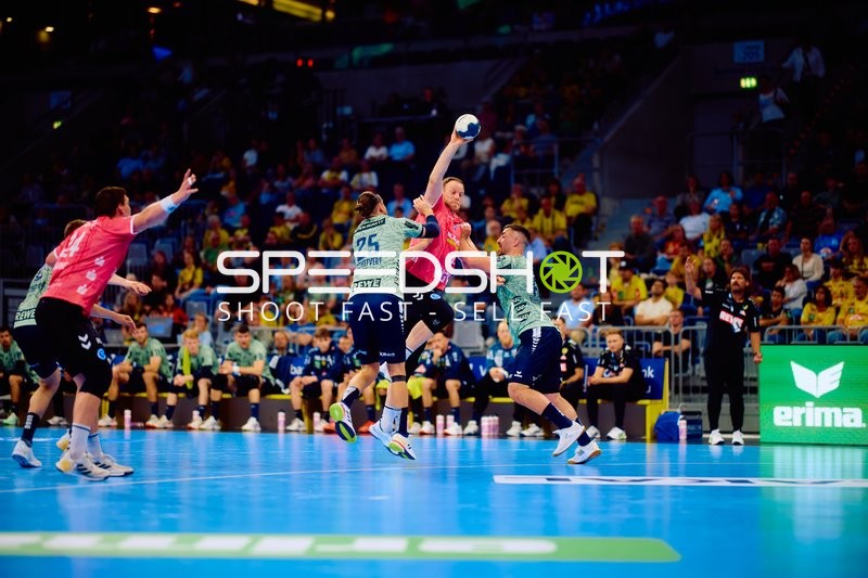 Jannik Kohlbacher (80; Rhein Neckar Löwen) mit Wurfversuch