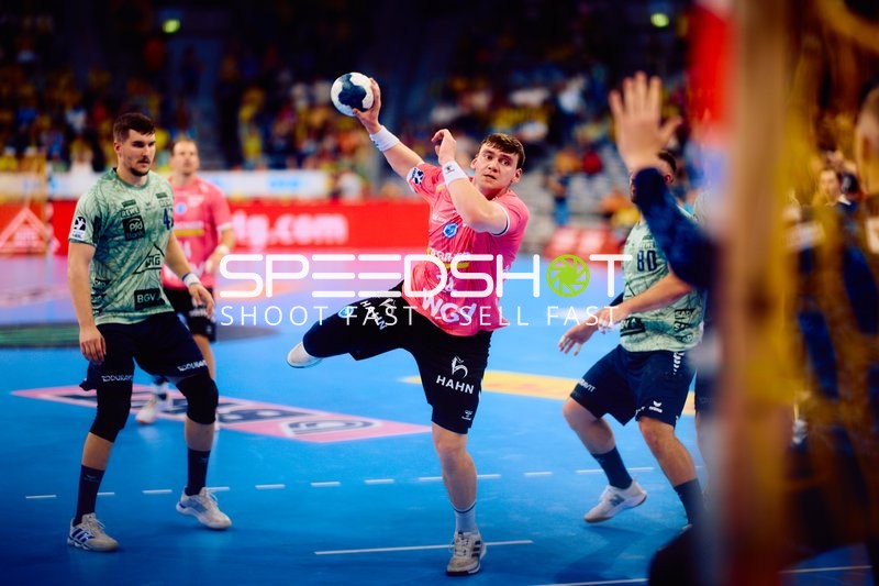 Lukas Laube (24; TVB 1898 Stuttgart) wirft aufs Tor gegen Halil Jaganjac (45; Rhein Neckar Löwen)