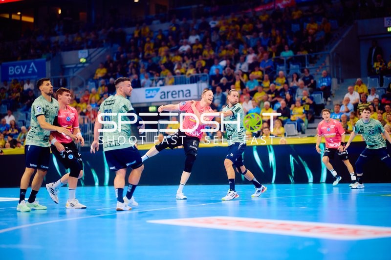 Spieler Ivan Martinović (5; Rhein Neckar Löwen) wirft aufs Tor