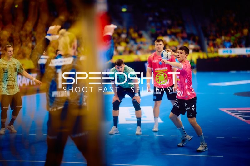 Spieler Daniel Fernandez (6; TVB 1898 Stuttgart) mit Ball in Aktion