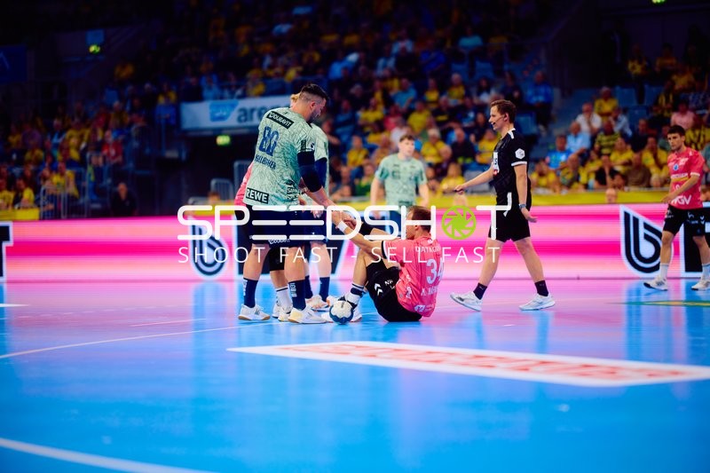 Spieler hilft Gegner auf