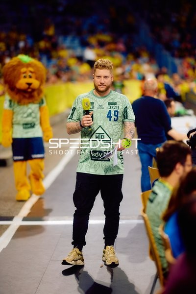 Kevin Gerwin moderiert am Spielfeldrand