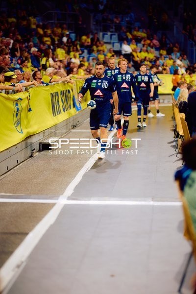 Spieler mit Ball Jannik Kohlbacher (80; Rhein Neckar Löwen) und Teamkollegen