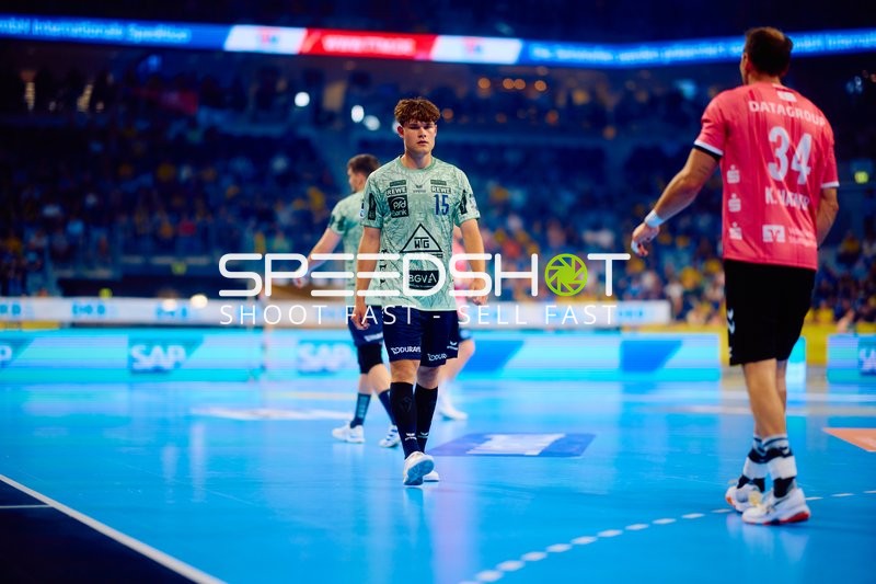 Spieler David Móré (15; Rhein Neckar Löwen) steht bereit