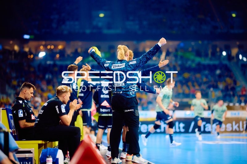 Trainerteam an Seitenlinie