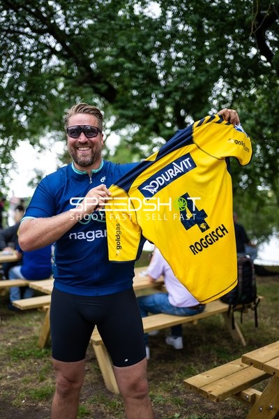 Oliver Roggisch präsentiert Trikot