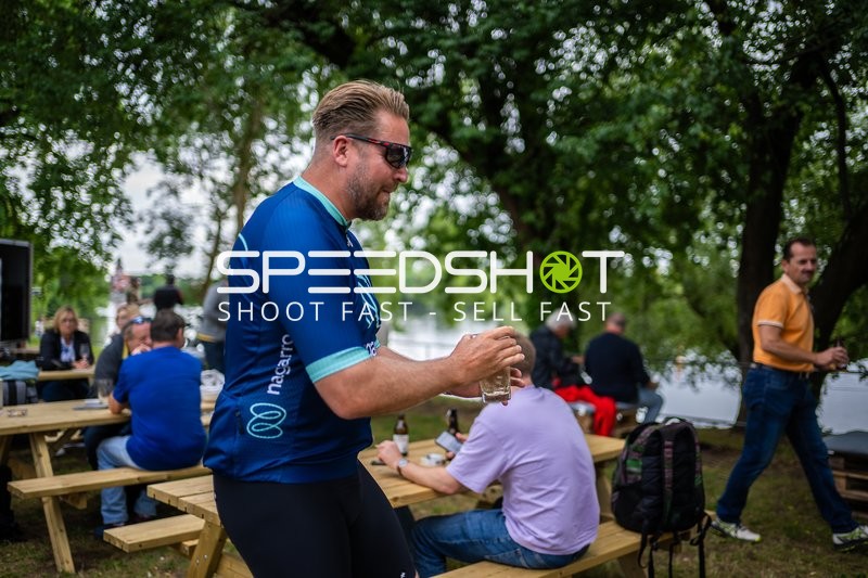 Feiernde Person im Fokus