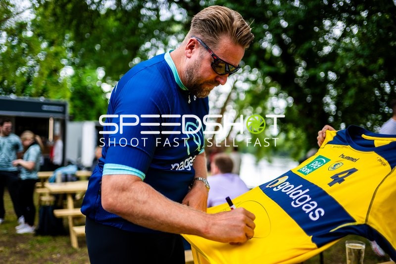 Unterschrift auf Trikot mit Nummer 4