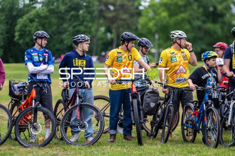 Spieler mit Fahrrädern im Freien