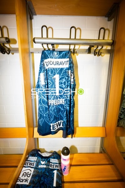 Trikot Nummer 1 hängt im Spind