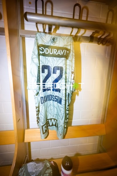 Trikot von Spieler hängt in Kabine