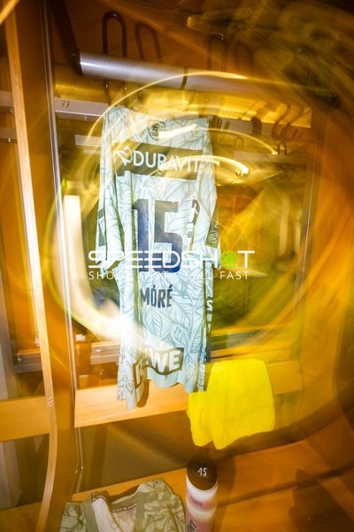 Trikot von 15; TVB 1898 Stuttgart in der Kabine