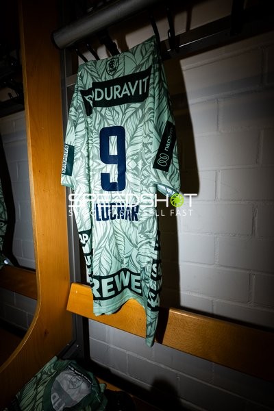 Trikot von Steven Plucnar Jacobsen (9; Rhein Neckar Löwen) hängt bereit