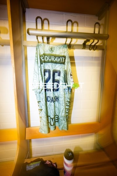 Trikot Nummer 26 hängt im Kabinenschrank