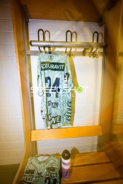 Trikot Nummer 24 hängt im Spind