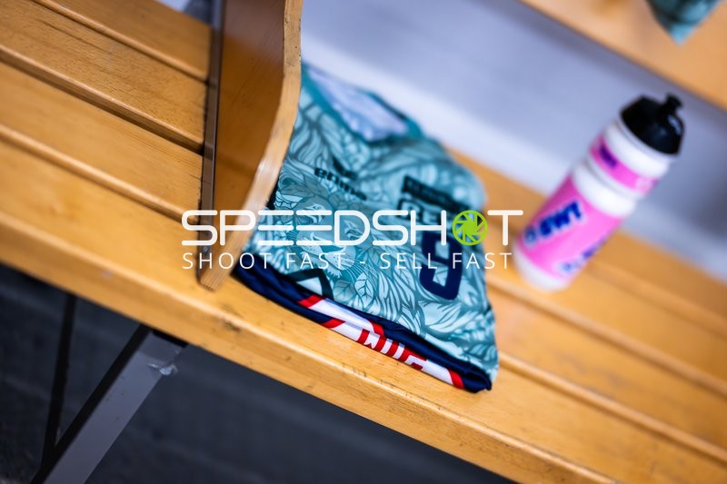 Trikot von Spieler Nummer 9 auf Bank