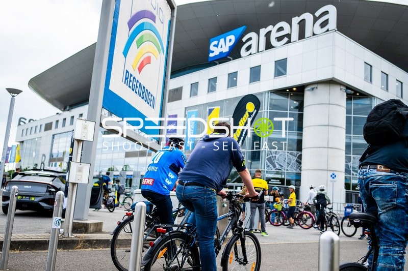 Personen vor SAP arena