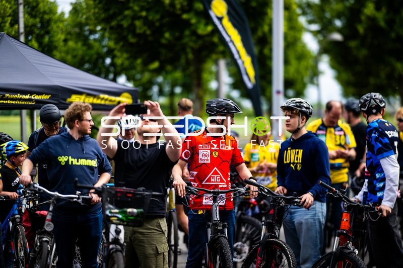 Personen mit Fahrrädern