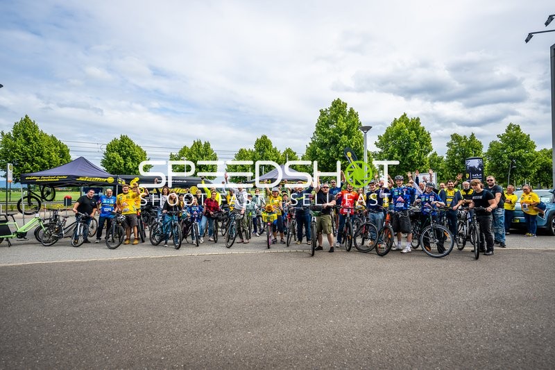 Gruppenfoto mit Fahrrädern