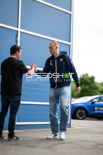 Zwei Personen begrüßen sich