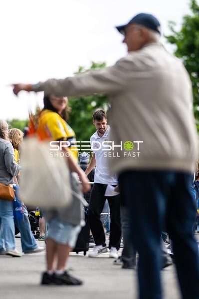 Person zeigt nach links