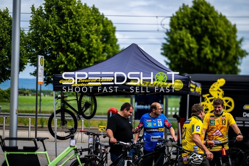 Spieler feiern gemeinsam den Sieg