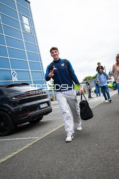 Spieler zeigt Sieges-Geste